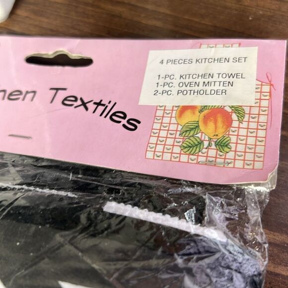 Hollywood theme four piece kitchen set new in package - Picture 5 of 6